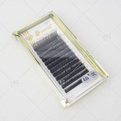 Caixa de pestanas falsas pretas com texto e logótipo