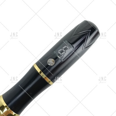 Cabo de máquina de tatuagem preto com visor digital e detalhes dourados