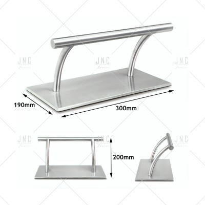 Suporte metálico para aparelho de ginástica com base retangular e barra cilíndrica