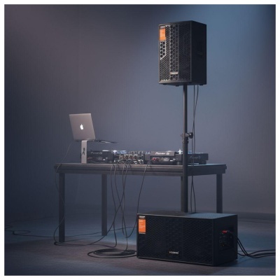 Conjunto de equipamento DJ preto com laptop Apple e altifalantes VEGAMO em estúdio