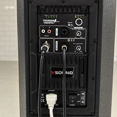 Coluna de som preta VSOUND THUNDER VSSD8PA em tripé com cabos conectados na parte traseira.