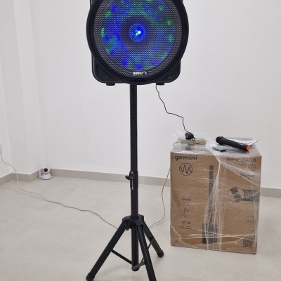 Coluna Amplificada 15" 700W USB/BT/SD Tripé + Micro sem fio