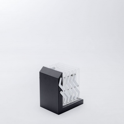 Porta Catálogos em Cascata Base Preta