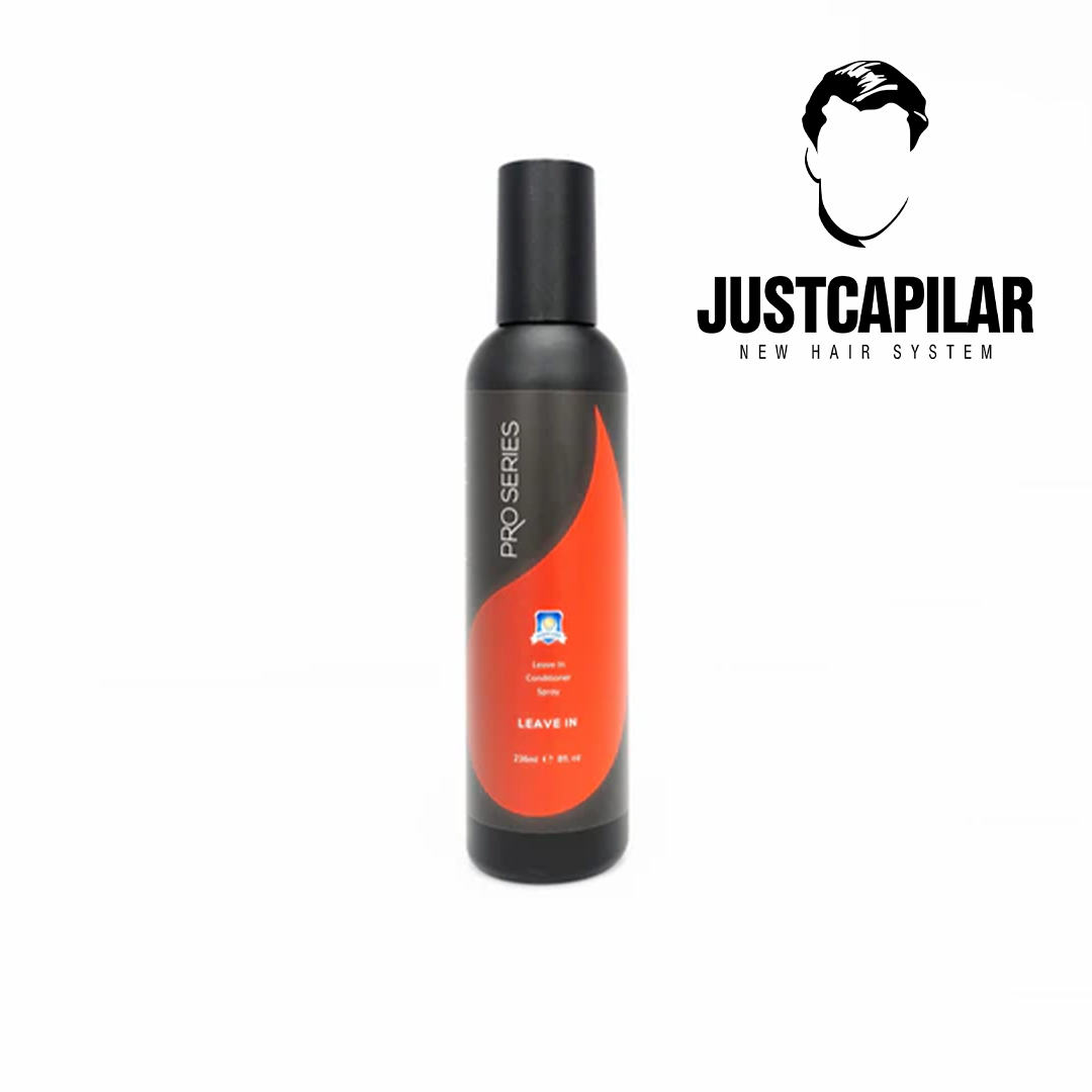 Pro Series Leave In - Condicionador Sem Enxágue para Sistemas Capilares - 8oz (236ml) Frasco de leave in conditioner spray preto com rótulo vermelho e cinza e logótipo JUSTCAPILAR ao lado.
