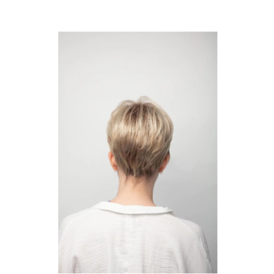 Pessoa de costas com cabelo curto loiro e camisa branca