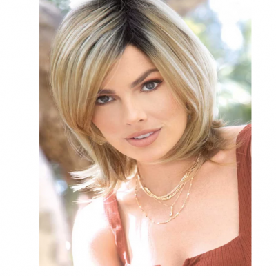 Mulher a usar peruca loira de corte médio e colares dourados