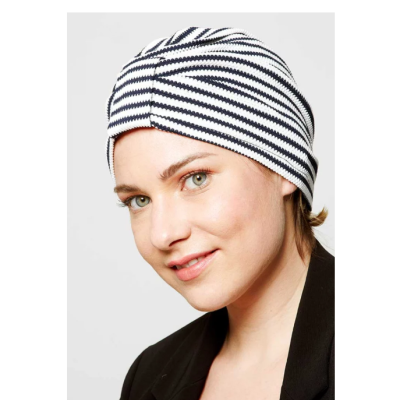 Mulher com turbante listrado branco e azul escuro