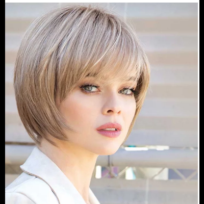 Mulher com cabelo curto loiro cinzento e franja, em fundo neutro desfocado