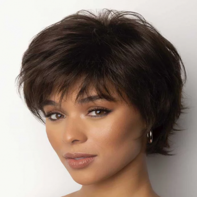 modelo com peruca curta castanha escura com franjas