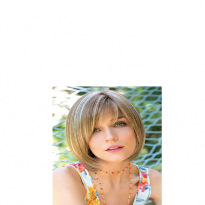 Mulher com cabelo curto loiro e vestido floral sentada numa rede verde