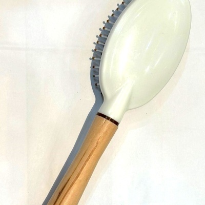 Escova branca Oval com cabo de madeira