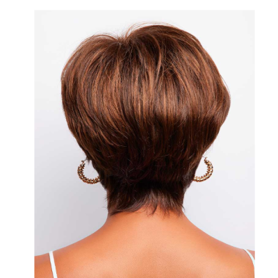 Vista traseira de cabelo curto castanho avermelhado com brincos dourados