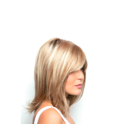 Mulher com cabelo loiro platina e castanho claro, liso e em camadas, com camisola branca