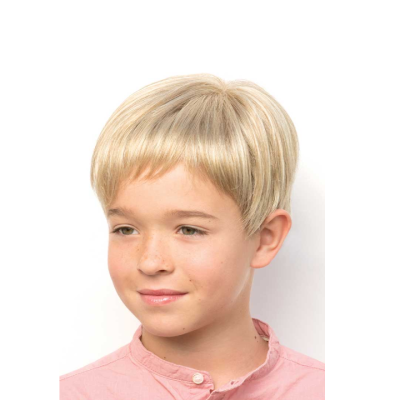 Menino com camisa rosa claro e cabelo loiro claro, fundo branco