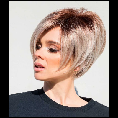 Mulher com cabelo curto loiro platinado e camiseta preta