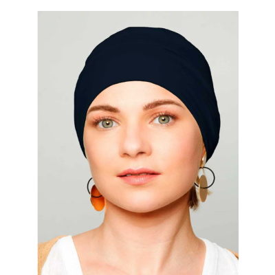 mulher com touca preta e brincos pendentes com vários círculos tons castanhos e dourados