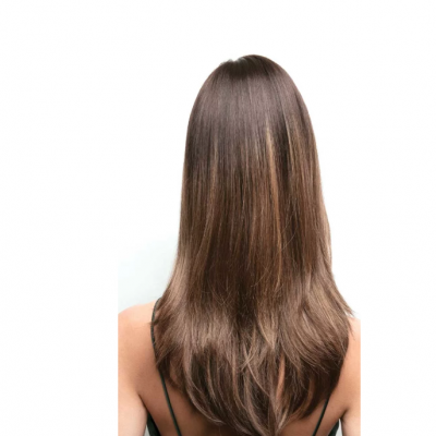 Pessoa vista de trás com cabelo castanho longo e roupa de alças pretas finas.