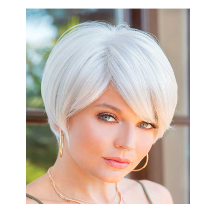 Mulher com peruca branca prateada curta com franja e joias douradas