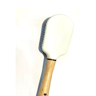 Escova branca com cabo de madeira