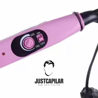 Aparelho rosa para modelar cabelo com botões de controlo e logótipo JUSTCAPILAR