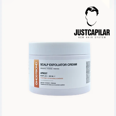 Frasco branco de creme esfoliante para couro cabeludo GHOSTBOND com logo JUSTCAPILAR ao fundo