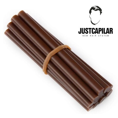Bastões castanho escuro presos por elástico com logótipo JustCapilar no fundo branco