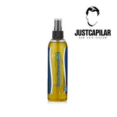 Frasco de spray amarelo com rótulo azul e texto, logo JUSTCAPILAR ao lado