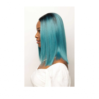 Mulher de perfil com cabelo azul liso até aos ombros e blusa branca