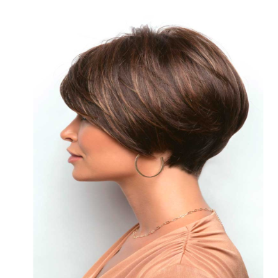 Perfil de mulher com cabelo castanho curto e argola prateada