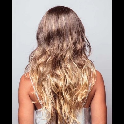 Mulher com cabelo longo castanho e loiro vista de costas com camisola branca