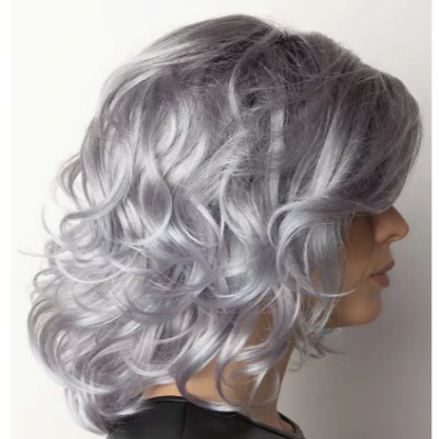 Peruca encaracolada cinza prateada em manequim de perfil