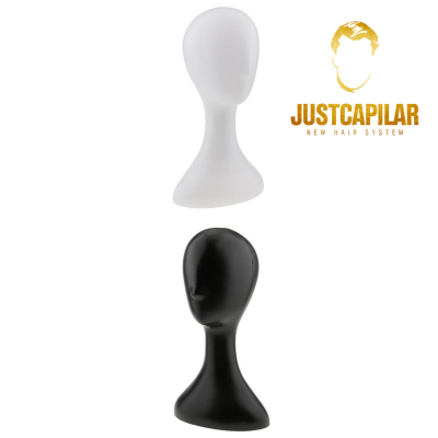 Duas cabeças de manequim branca e preta com o logótipo JUSTCAPILAR NEW HAIR SYSTEM