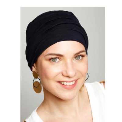 Mulher com turbante preto e brincos grandes dourados e pretos