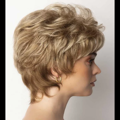 Mulher de perfil com cabelo loiro curto ondulado e brinco de argola dourado