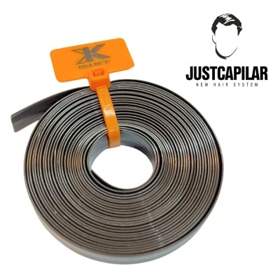 Bobina de fita magnética preta com etiqueta laranja e logotipo JUSTCAPILAR