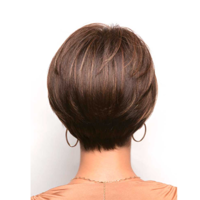 Parte de trás da cabeça com cabelo castanho curto e liso, brincos de argola e blusa bege