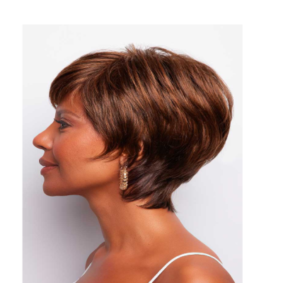 Peruca curta castanha em mulher com fundo branco