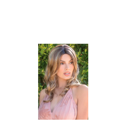 Mulher com cabelo loiro ondulado e vestido rosa claro em fundo de folhagem verde