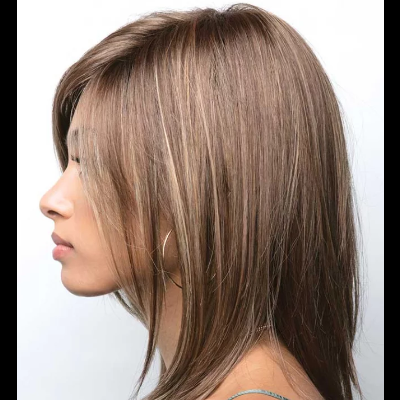 Perfil de mulher com cabelo liso castanho claro e reflexos dourados