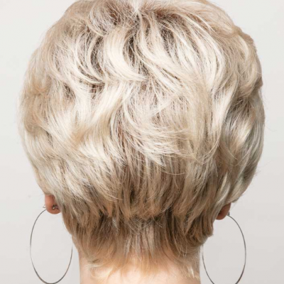 Parte de trás da cabeça com cabelo loiro curto e ondulado, brincos grandes e suéter castanho