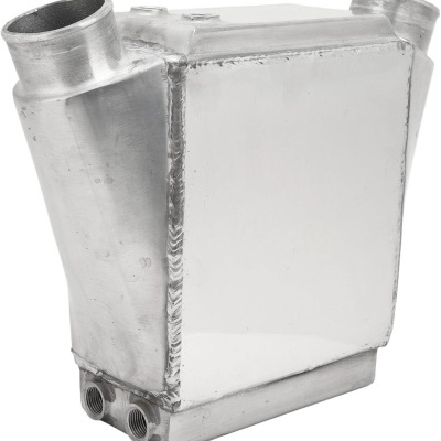 Intercooler metálico prateado com entradas e conexões inferiores