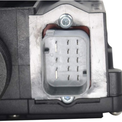 Conector elétrico cinza com pinos em suporte metálico