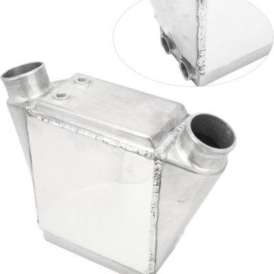 Reservatório metálico com tubos cilíndricos e soldaduras visíveis