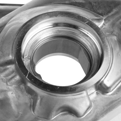 Peça metálica circular prateada com interior hexagonal