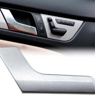 Painel de porta interior de automóvel em plástico e metal com botões