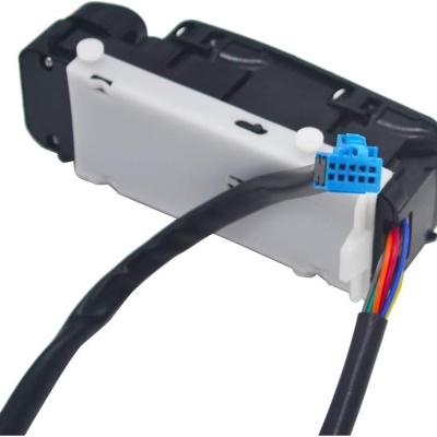 Componente eletrónico preto e branco com cabo e conector azul