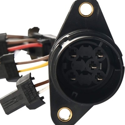 Conector elétrico preto com pinos e fios isolados coloridos