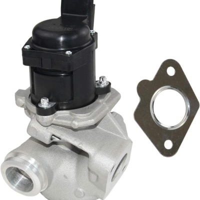 Peça automóvel metálica com componente preto e junta metálica em fundo branco