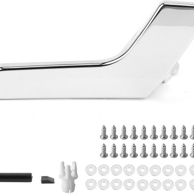 Puxador cromado com parafusos e acessórios sobre fundo branco