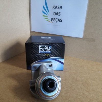 Peça automóvel metálica cinzenta com caixa preta da MEAT DORIA e cartaz KASA DAS PEÇAS